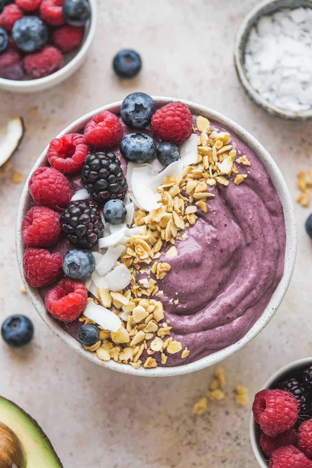 a-photo-of-a-vibrant-low-carb-smoothie-bowl